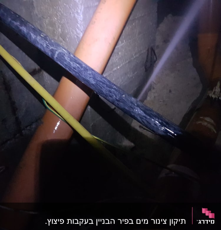 צינורות כתומים וחוטים במערכת אינסטלציה